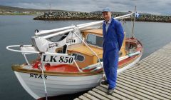 Stuart Balfour with his boat Star fitted with the collapsible Balpha Mast. Pic. Pete Bevington
