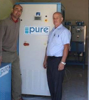Khalid Benhamou (SaharaWind -left-) and Khalid Loudiyi (UAI - right) with the Pure electrolyser.