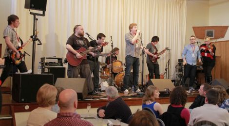 Mossbank fiddler Ashley Leaper (right) and her mates Heart o' the Run got the hall rocking, rather than reeling. Photo Olivia Abbott