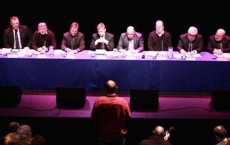 The eight strong panel, including western isles leader Alistair Campbell (second from left), being questioned by local independence campaigner Ali Inkster - Photo: Hans J Marter/ShetNews
