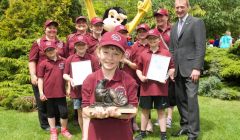 Winners! The Ollaberry pupils and staff with Shetland MSP Tavish Scott at a sunny London Zoo this week.