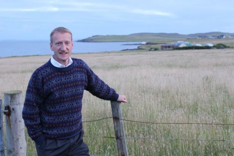 A confident Shetland MSP Tavish Scott takes in Hillswick as part of his marathon speaking tour of the isles to promote the No vote in the independence referendum. Photo Shetnews