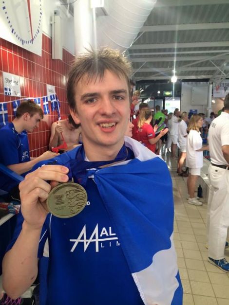 Felix Gifford presenting his gold medal.