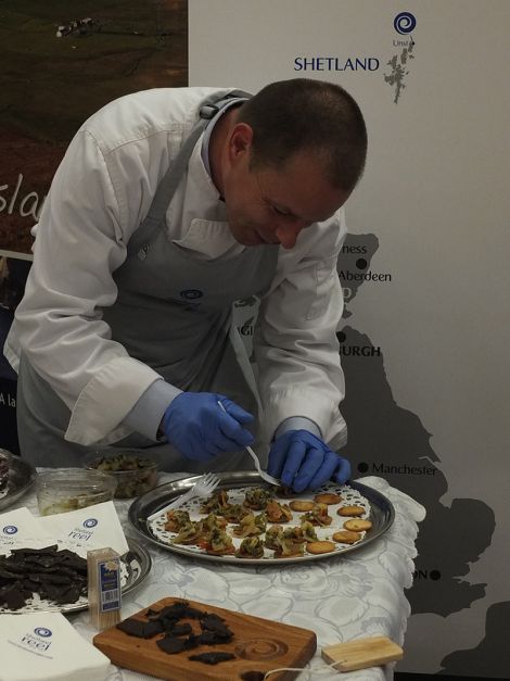 Steve Carter from Saxa Vord deftly prepares canapes. Photo Elizabeth Atia