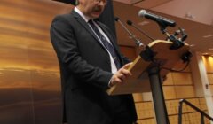 Counting officer Jan Riise declares the result of the EU referendum in Shetland, with 56.5 per cent voting to remain.