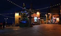 To the palpable relief of some islanders, the Christmas tree was redecorated on Sunday afternoon. Photo: Shetland News.