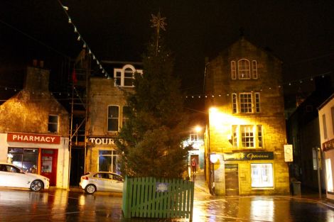 The Christmas tree on Tuesday night before it was removed on Wednesday. Photo: Shetland News
