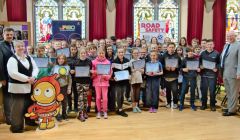 Robbie McGregor (right) with P6 junior road safety officers accompanied by roads executive manager Dave Coupe and Elaine Skinley. Photo: SIC
