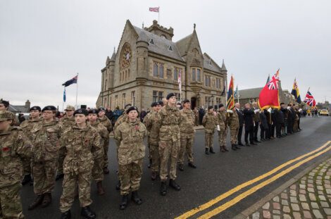 A group of soldiers standing in front of a building.