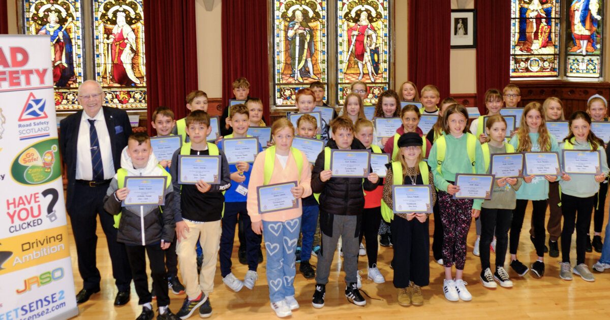 Schoolchildren receive road safety certificates - Vimarsana News