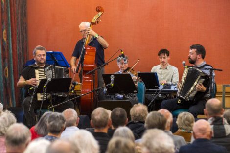 Quartet performing live with accordion, double bass, clarinet, and second accordion for an attentive audience.