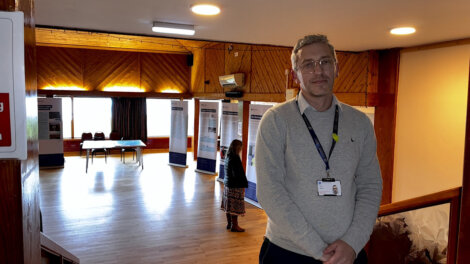 SSEN Transmission's lead project manager Alan Kelly in the Brae hall on Tuesday. Photo: Shetland News